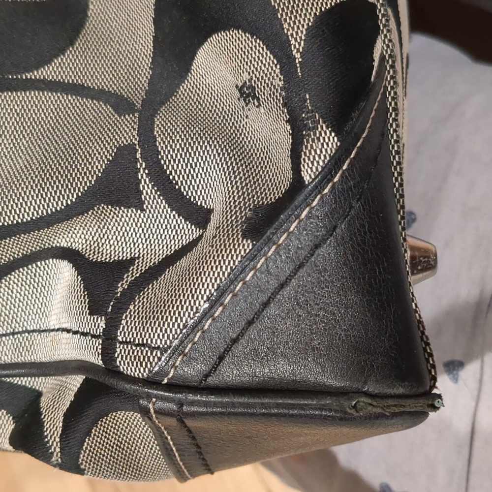 Authentic Coach Hamptons Signature Pocketbook - Picture 10 of 12